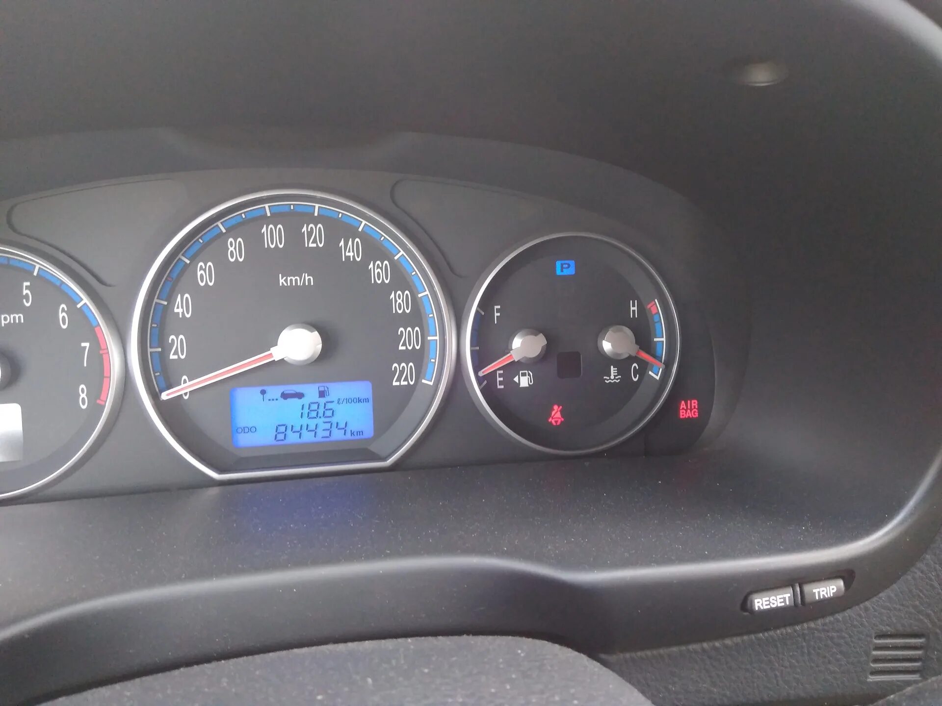 Приборная панель santa fe supervision. Приборная панель санта фе 2. 2 2008год esp off. Эко режим на санта фе 2. Желтая масленка на панели приборов санта фе.