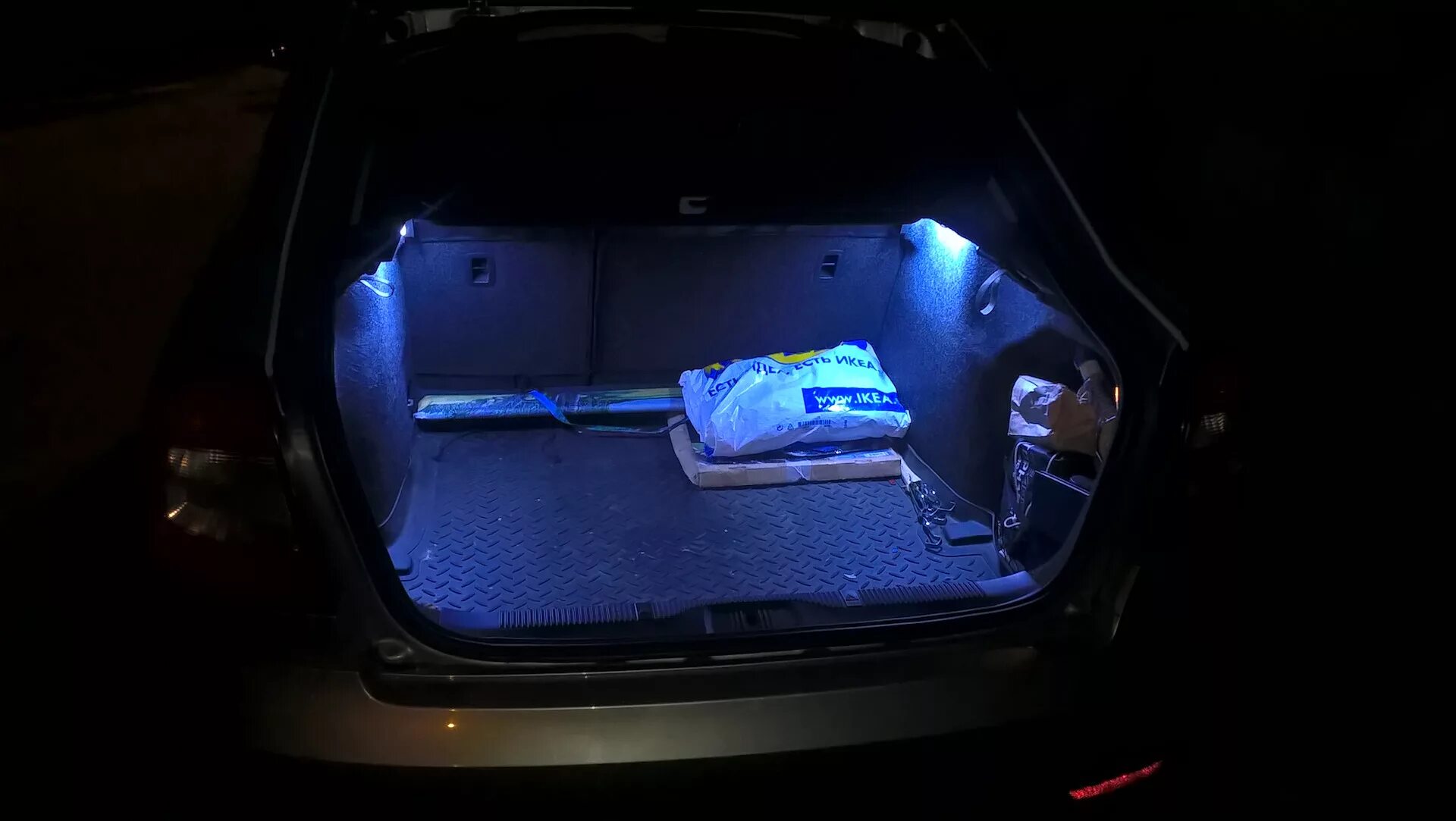 Подсветка в багажнике на БМВ е36. Подсветка багажника BMW e39. Подсветка багажника BMW e36 Compact. Шкода подсветка багажника