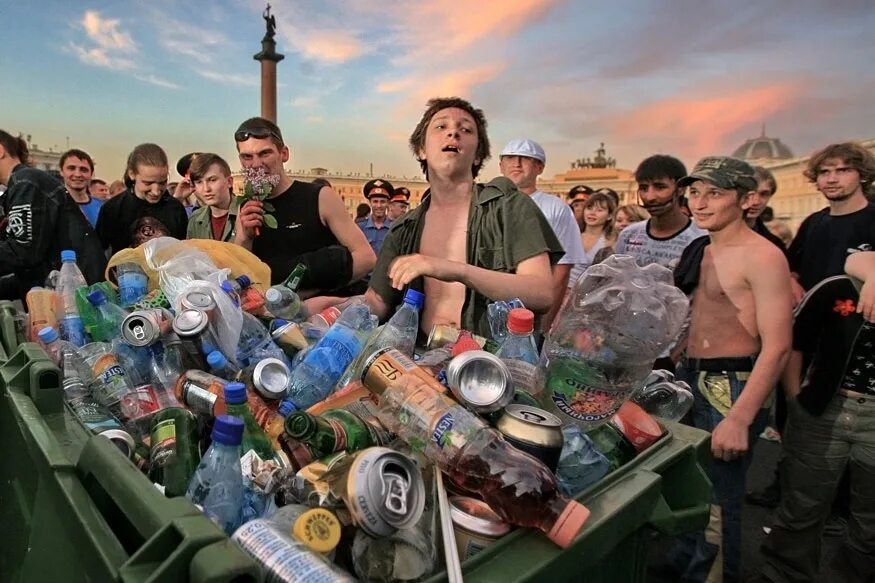 Русские пьет много. Массовая пьянка на природе. Сборище молодежи.
