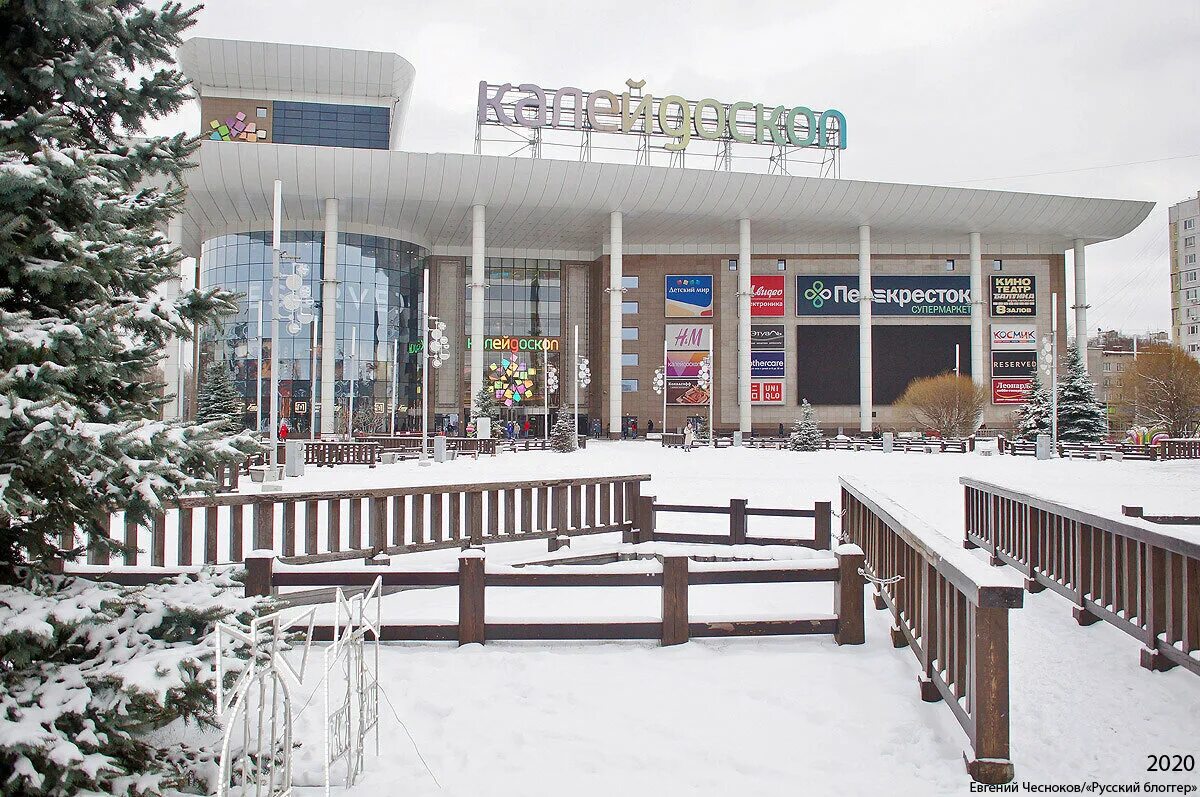 Кинотеатр московский вязьма. Кинотеатр авангард москва. кинотеатр бирюсинка. елка у кинотеатра авангард домодедовская. кинотеатр московская область.