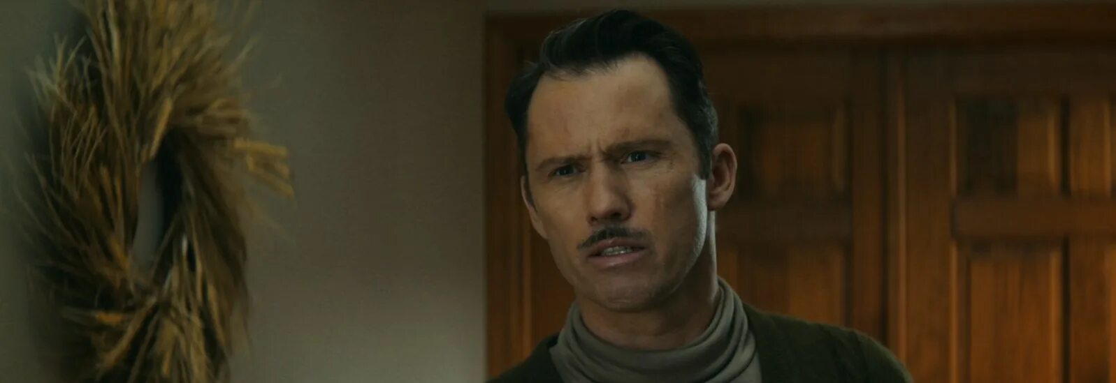 Villains фильм 2019. Майка монро и билл скарсгард. Villains фильм 2019. Злодеи 2019. Villains фильм 2019.