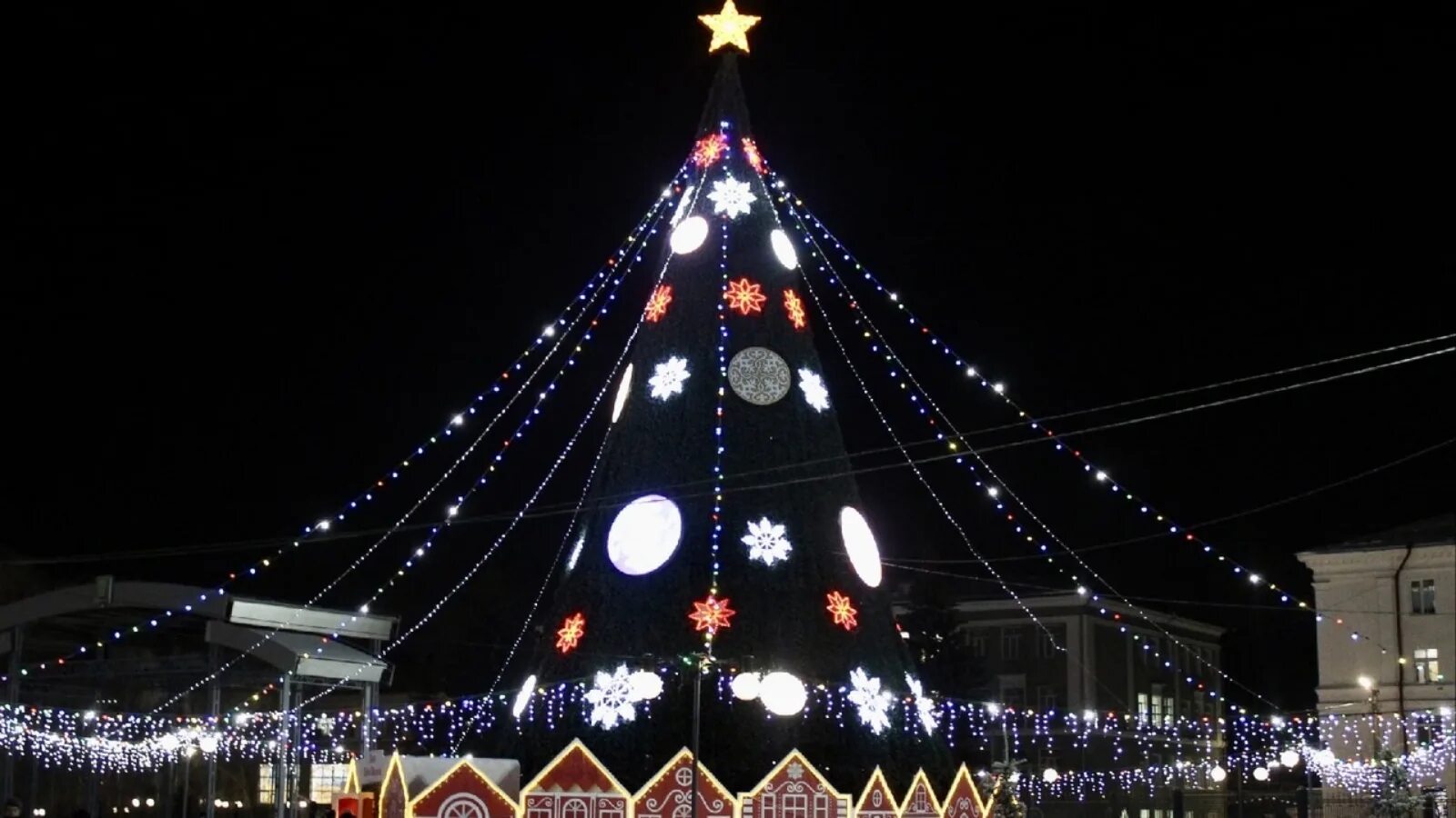 Зеленодольск рождество. 26 февраля масленица. Елка в зеленодольске 2022. Городская елка йошкар-ола. Новогодний зеленодольск.