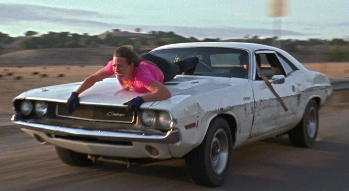 In the death car. Додж челленджер фильм тарантино. додж челленджер death proof. додж челленджер доказательство смерти. зои белл доказательство смерти.