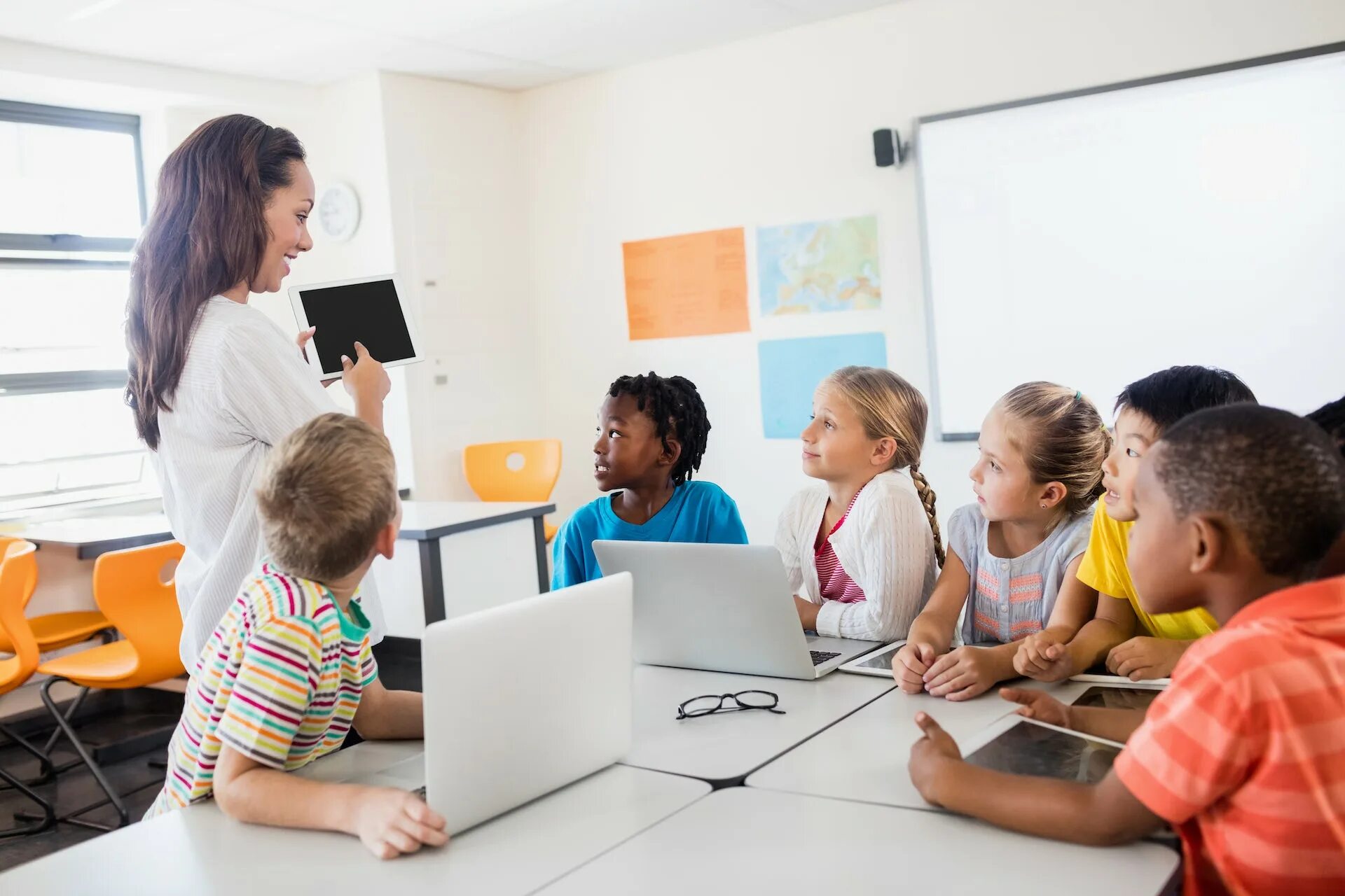 High primary secondary. Мультимедиа класс. Дети и технологии. Мультимедиа и дети. Technology in the Classroom.