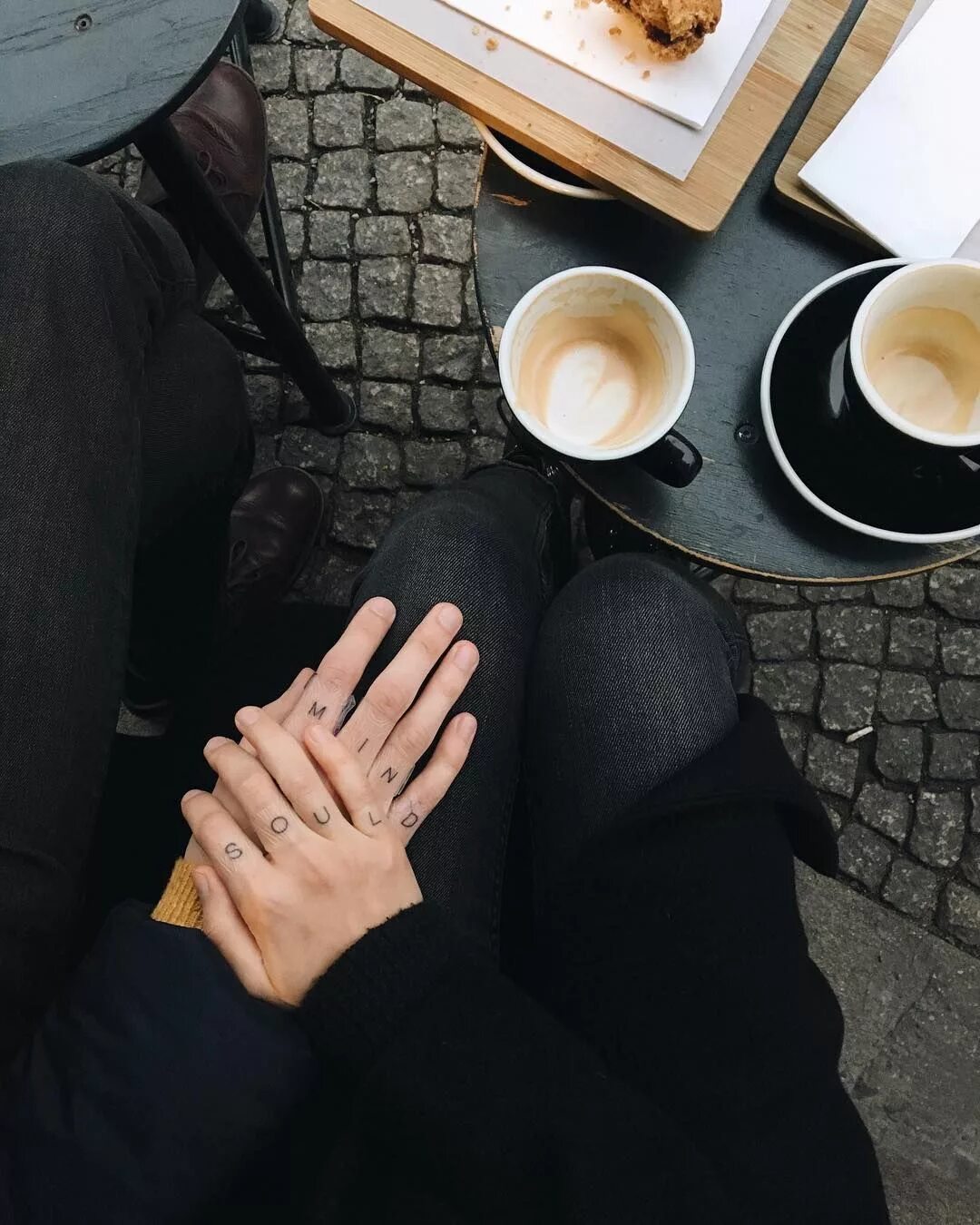 За столом фото без лиц. Кофе в руках. Девушка в кофейне без лица. Девушка с кофе в руках. Мужская рука с кофе.