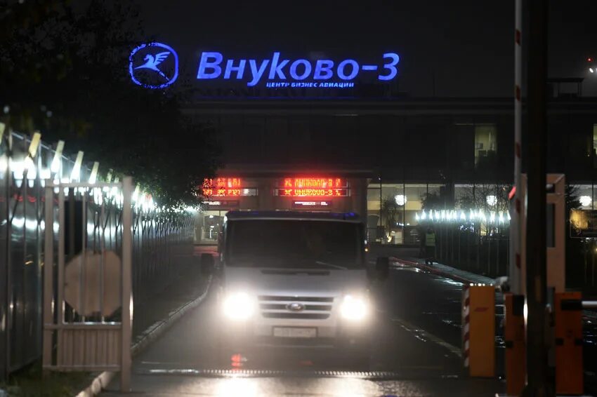 Аэропорт внуково. Таксисты в домодедово. Таксисты с открытыми багажниками. Водитель перронного автобуса. Внуково аэропорт фаса.