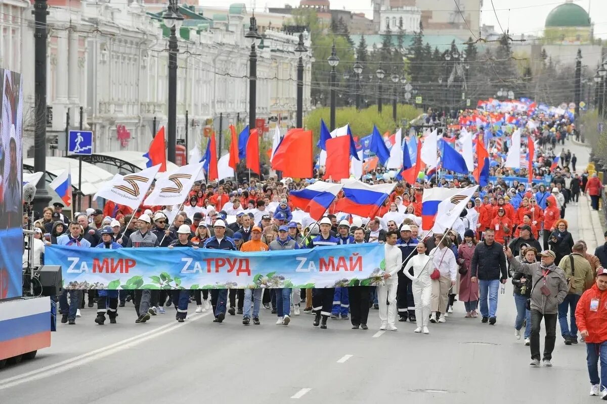 Демонстрация го. Шествие 1 мая омск. демонстрация 1 мая. 1 мая праздник в россии. шествие первого мая.