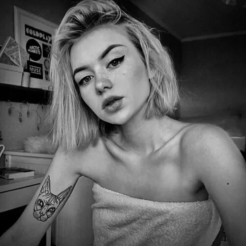 Барабанщица группы кис кис. Барабанщица алена швец саша. Давид сайфуллоев папин олимпос. Алёна швец барабанщица текст. Кис-кис группа состав.