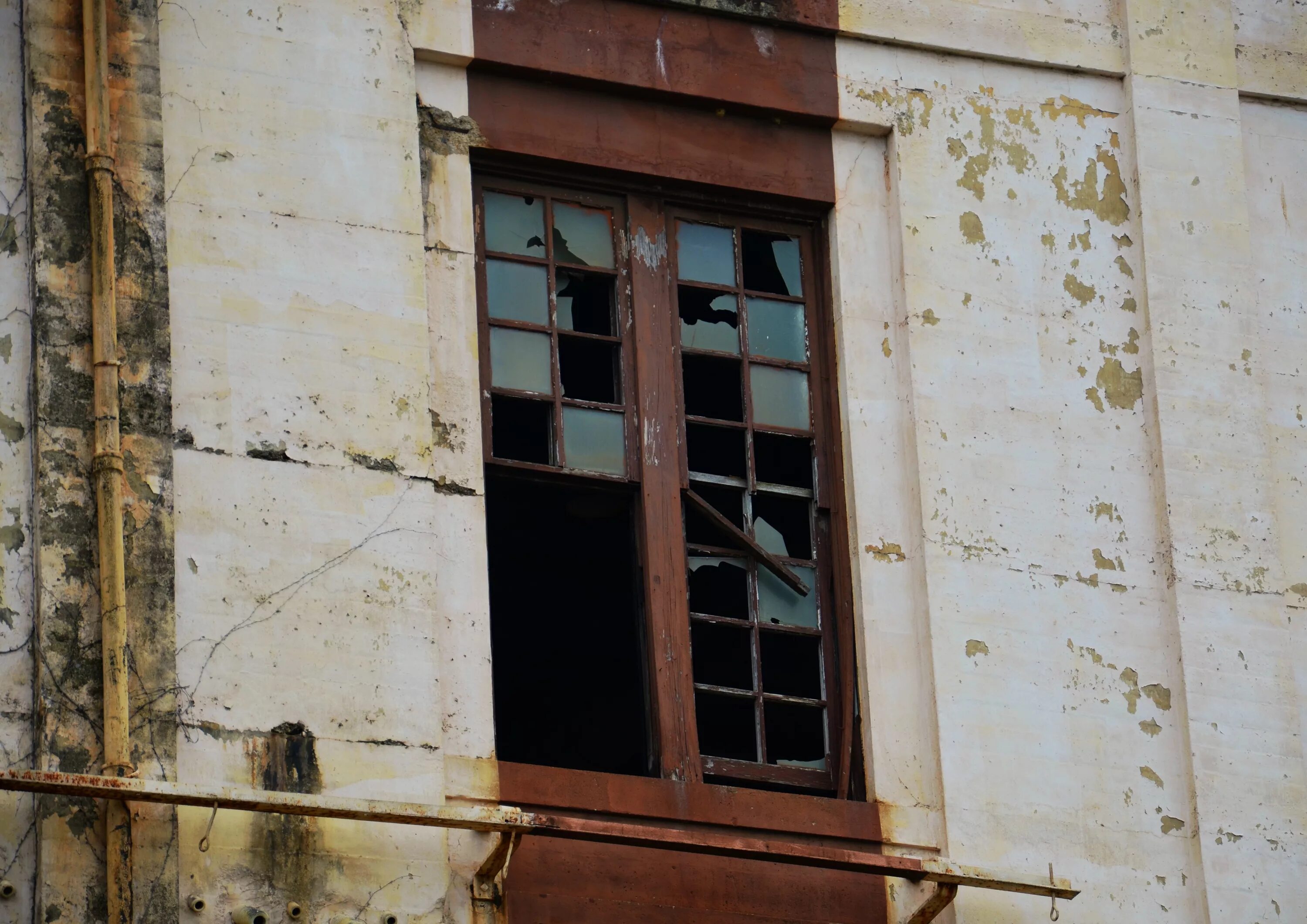 Дом с разбитыми окнами. Старые дома с разбитыми окнами. старое деревянное окно разбитые. окно деревянное старое гнилое. разбитых окна в здании.