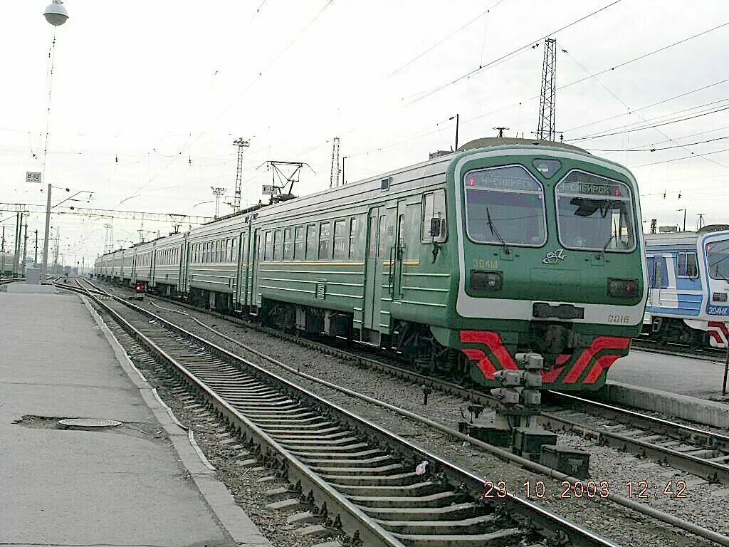 Ржд электричка новосибирск. Электричка Новосибирск. Электропоезд Новосибирск станции. Пригородные поезда Новосибирск. Эд4м Новосибирск-Новокузнецк.