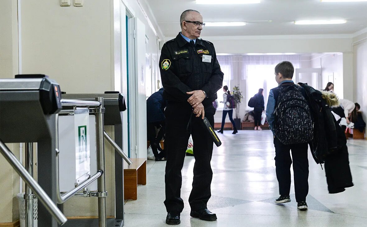 Пропускной режим в образовательном учреждении. Учебные заведения охранников. охранник ломбард. чоп у детей фото. пропускной режим фсо.