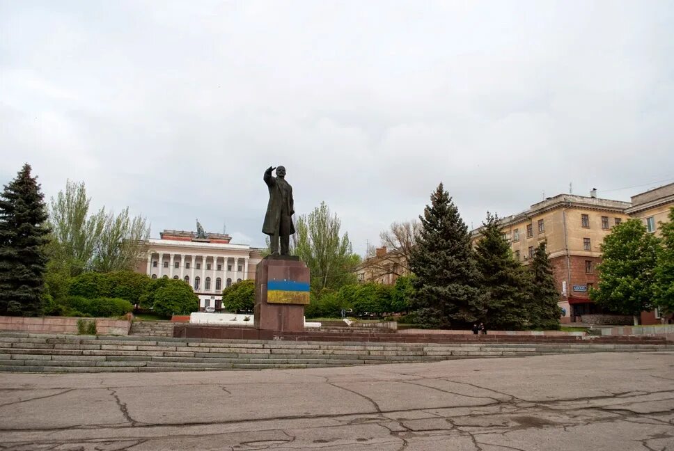 Марганец днепропетровская область. Город Марганец Днепропетровской. Марганец город на Украине. Марганец Украина памятник Ленину. Марганец в Днепропетровской обл..