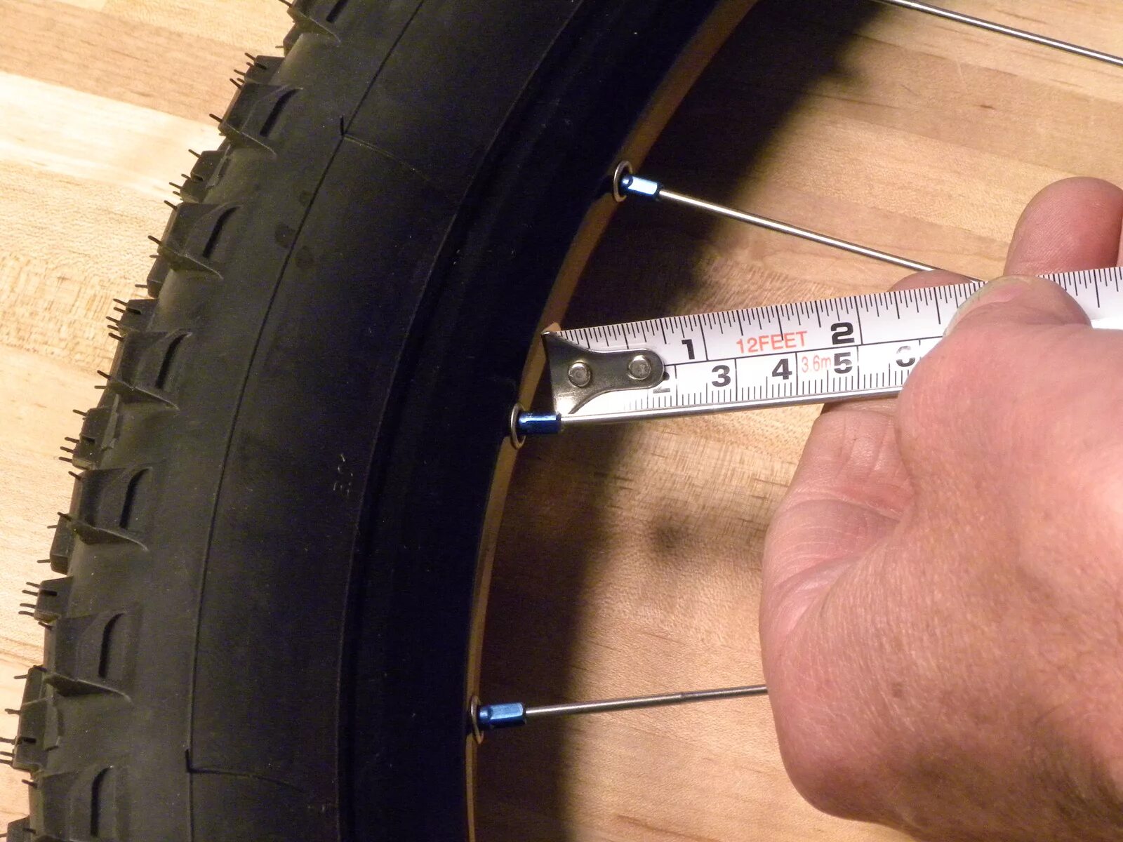Колесо велосипед 28 радиус размер спицы. Измерение колеса велосипеда. Измерение диаметра колеса. Колесо велосипеда спицы. Колеса велосипеда размеры купить