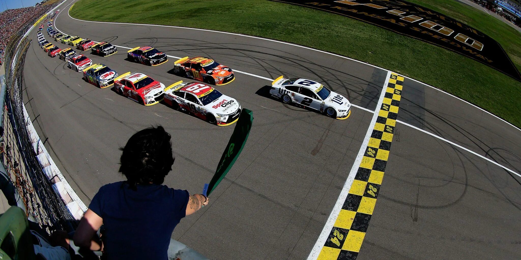 Гоночная машина с препятствиями. Наскар Канзас трасса. NASCAR гонщики NASCAR. Гонка наскар Kansas. Гоночная трасса.