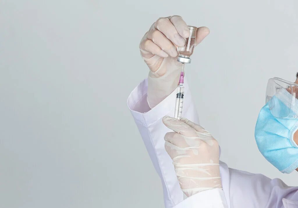 Медсестра со шприцом. Хлористый укол. Врач со шприцом. Вакцинация пожилых. Врач со шприцом.