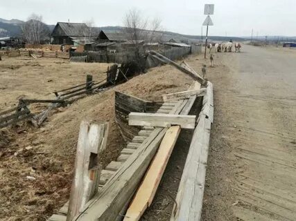 Рама упала на женщину