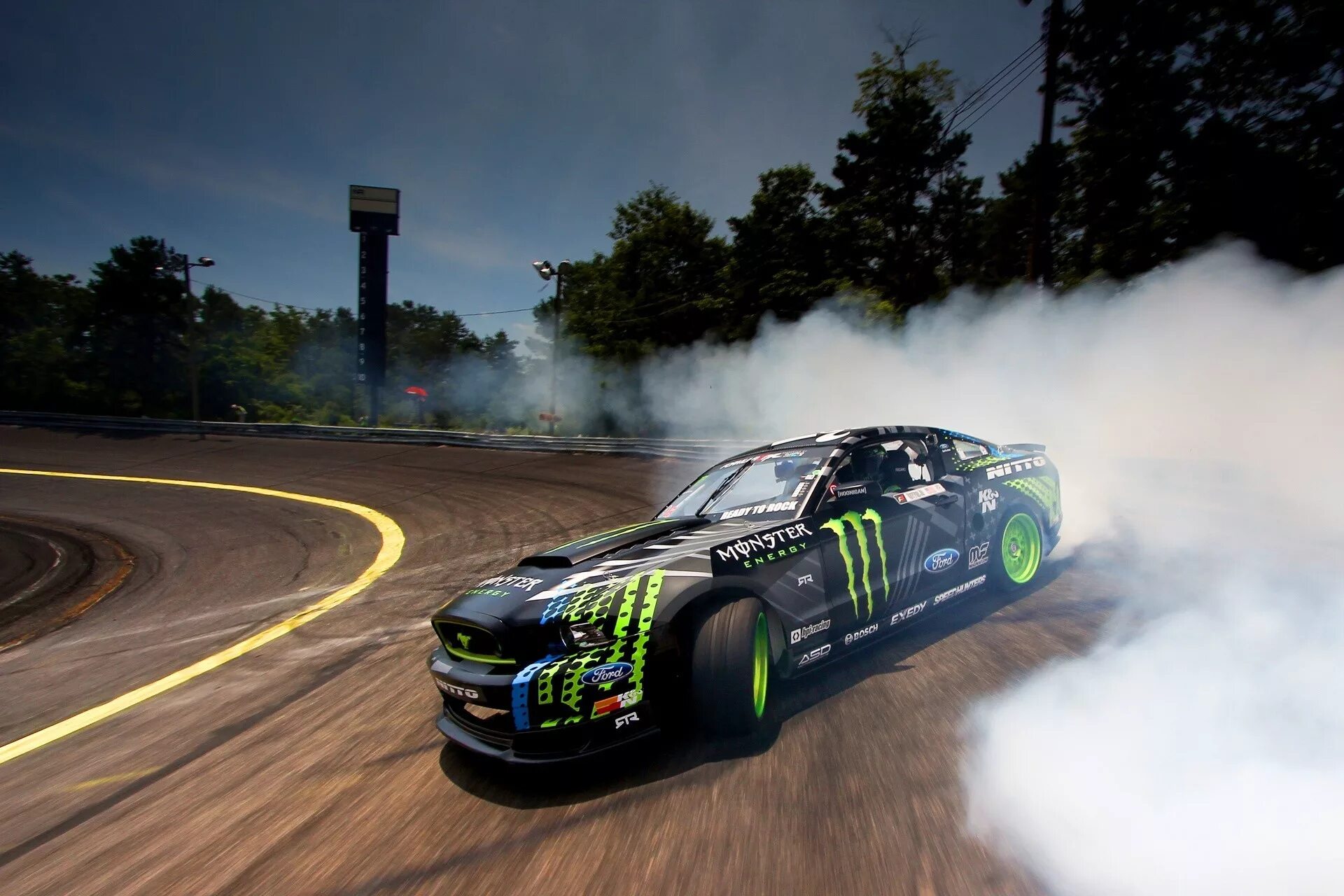 Как называется дрифт. Форд мустанг monster energy. monster energy ford mustang rtr. форд мустанг дрифт. форд мустанг монстер дрифт.