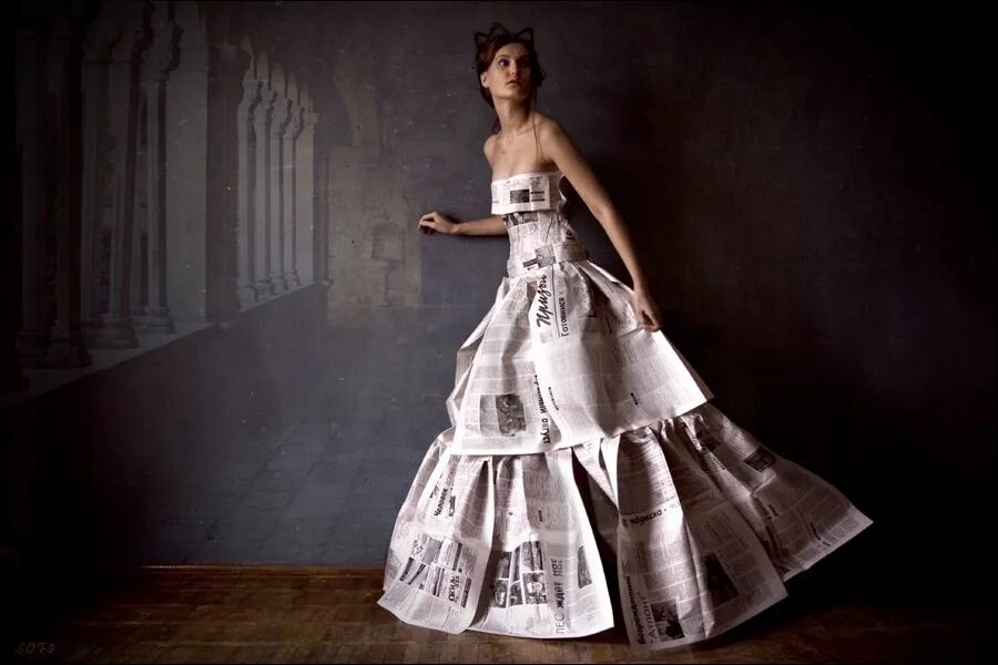 Самодельные платья. Бумажные платья. Костюм из газет. Костюм из бумаги. Платье из газет.