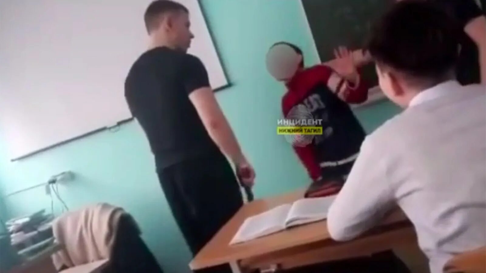 Сделали прямо на уроке. Школьник онанировал на уроке. Школьник матерится. Пацан на парте танцует. Сделали прямо на уроке.