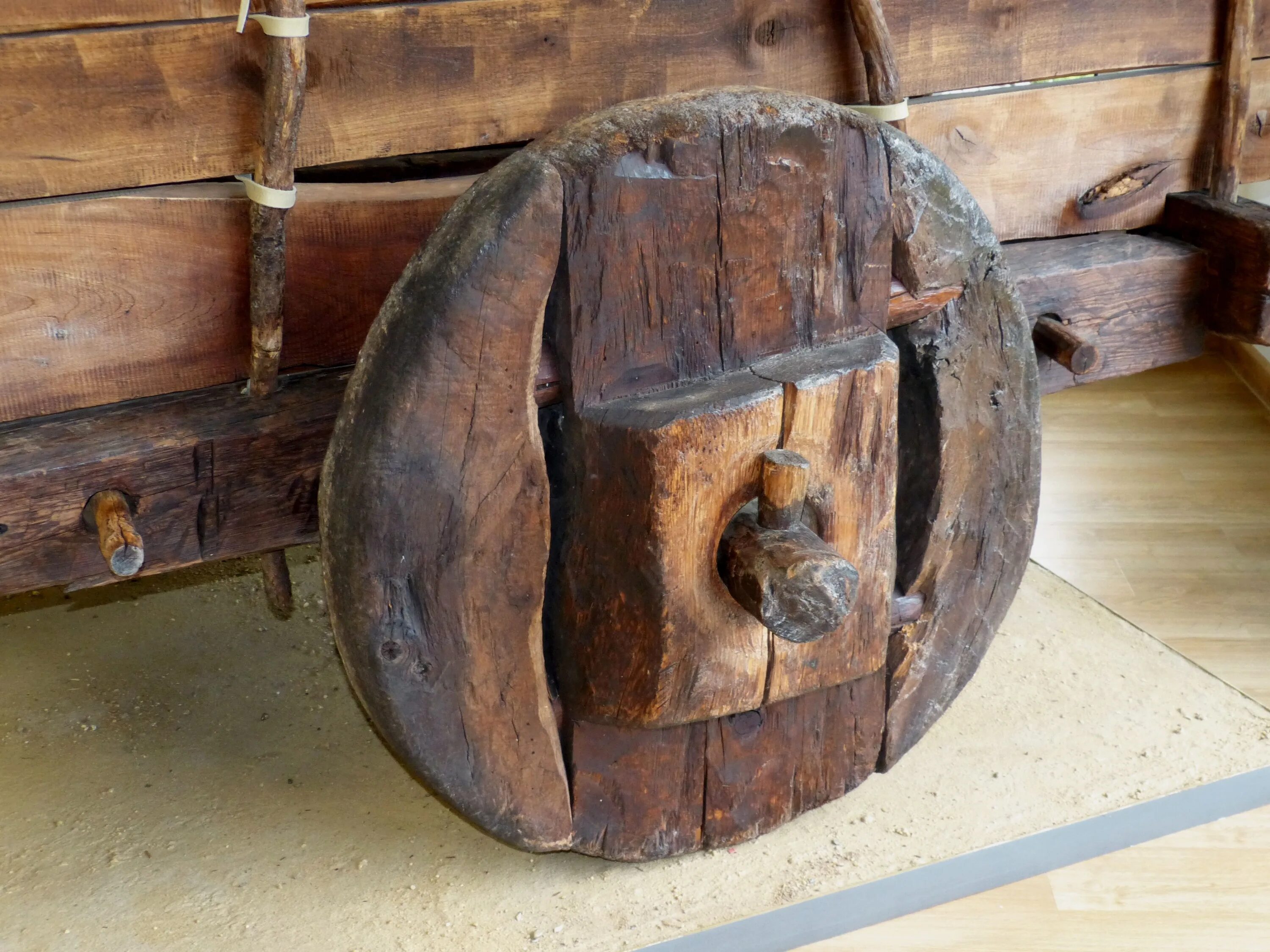 Повозка с двумя колесами на оси. Древние деревянные колеса. Деревянное колесо. Старинное колесо. Древнее деревянное колесо.