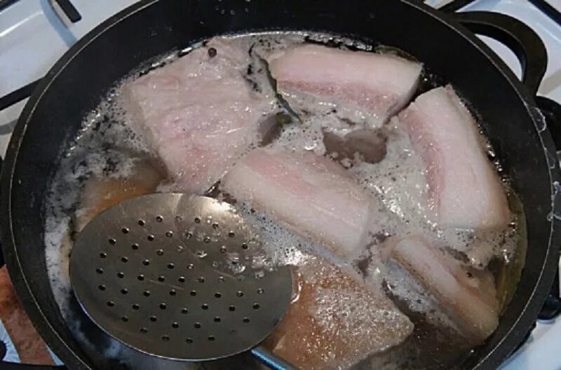 саломвтлуеовой шелухе. сало в луковой шелухе самый вкусный. солёное сало в луковой шелухе. сало в луковой шелухе в домашних. как варить домашнее сало.