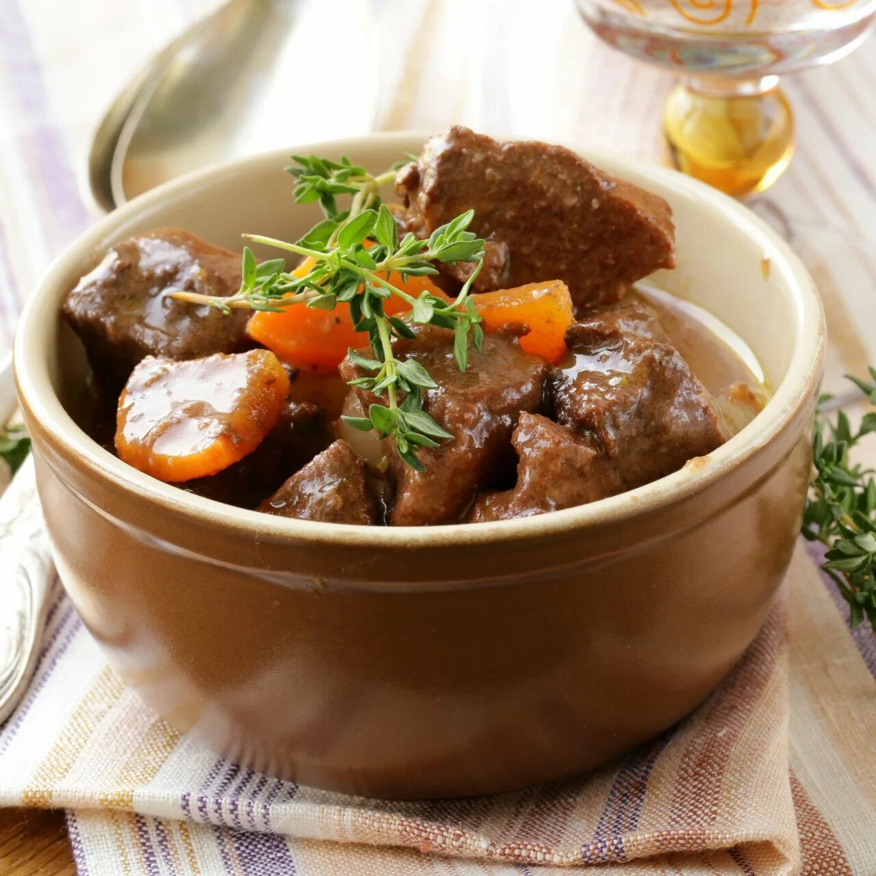 Жаркое в горшочках с сыром. Говядина со сметаной в горшочке в духовке и сыром. Говядина в горшочке сметана. Грузинская кухня чанахи. Говядина в горшочке сметана.