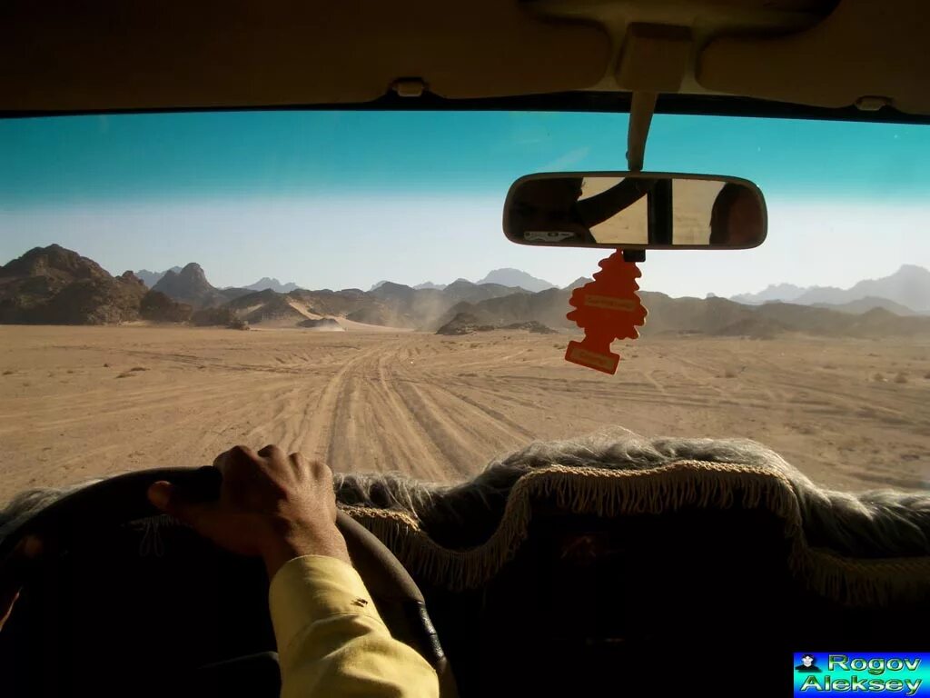 Вид из машины на пустыню. Машина едет по пустыни. Пустыня от 1 лица. Пустыня вид от первого лица.