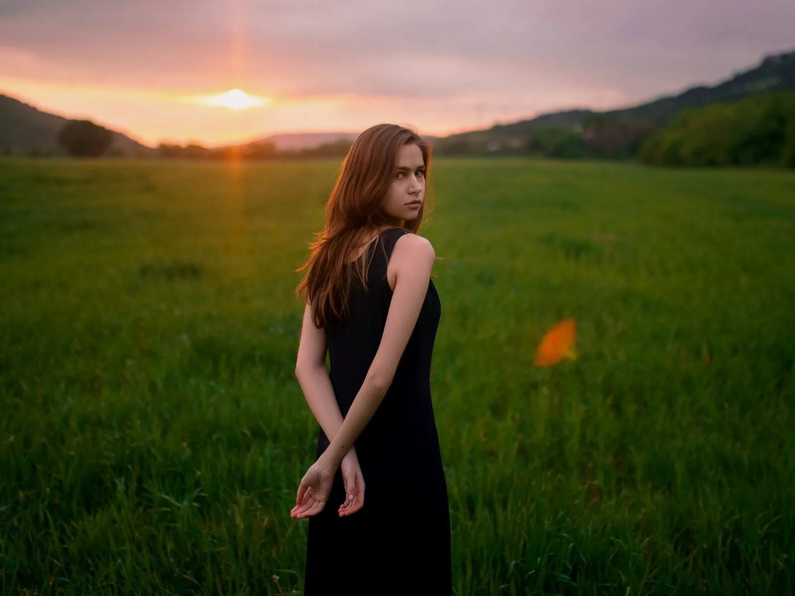 Девушка с поднятыми руками. Девушка солнце. Девушка на закате. Sunrise girl. Девушка солнце.