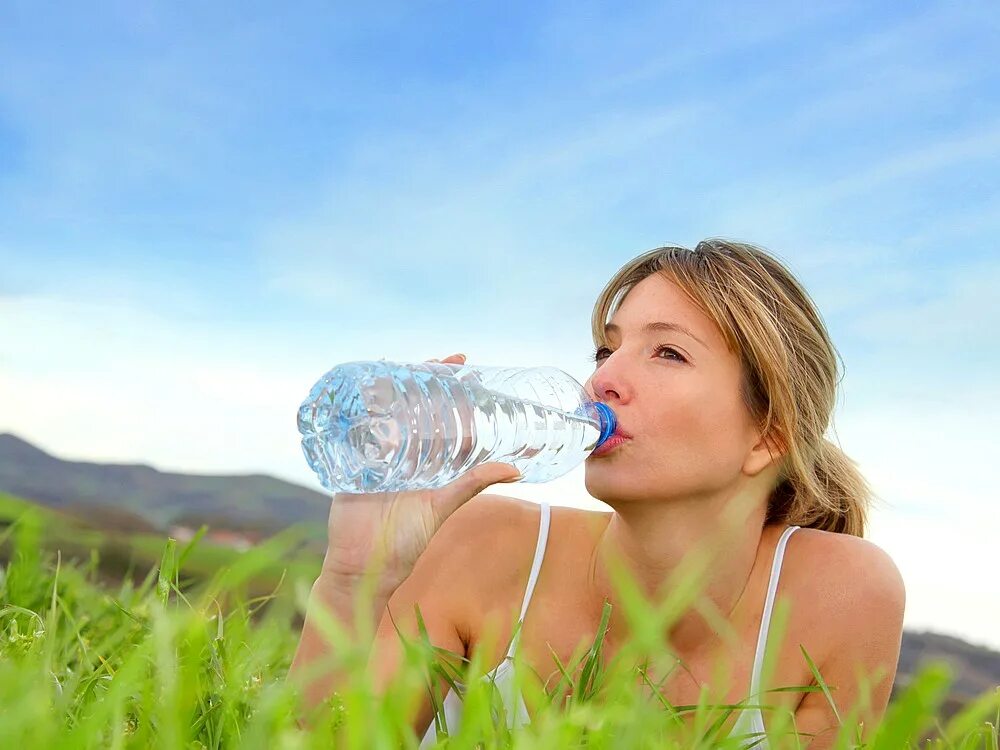 Пить воду. Питье воды. Девушка пьет воду жара. Вода и человек. Https cick su