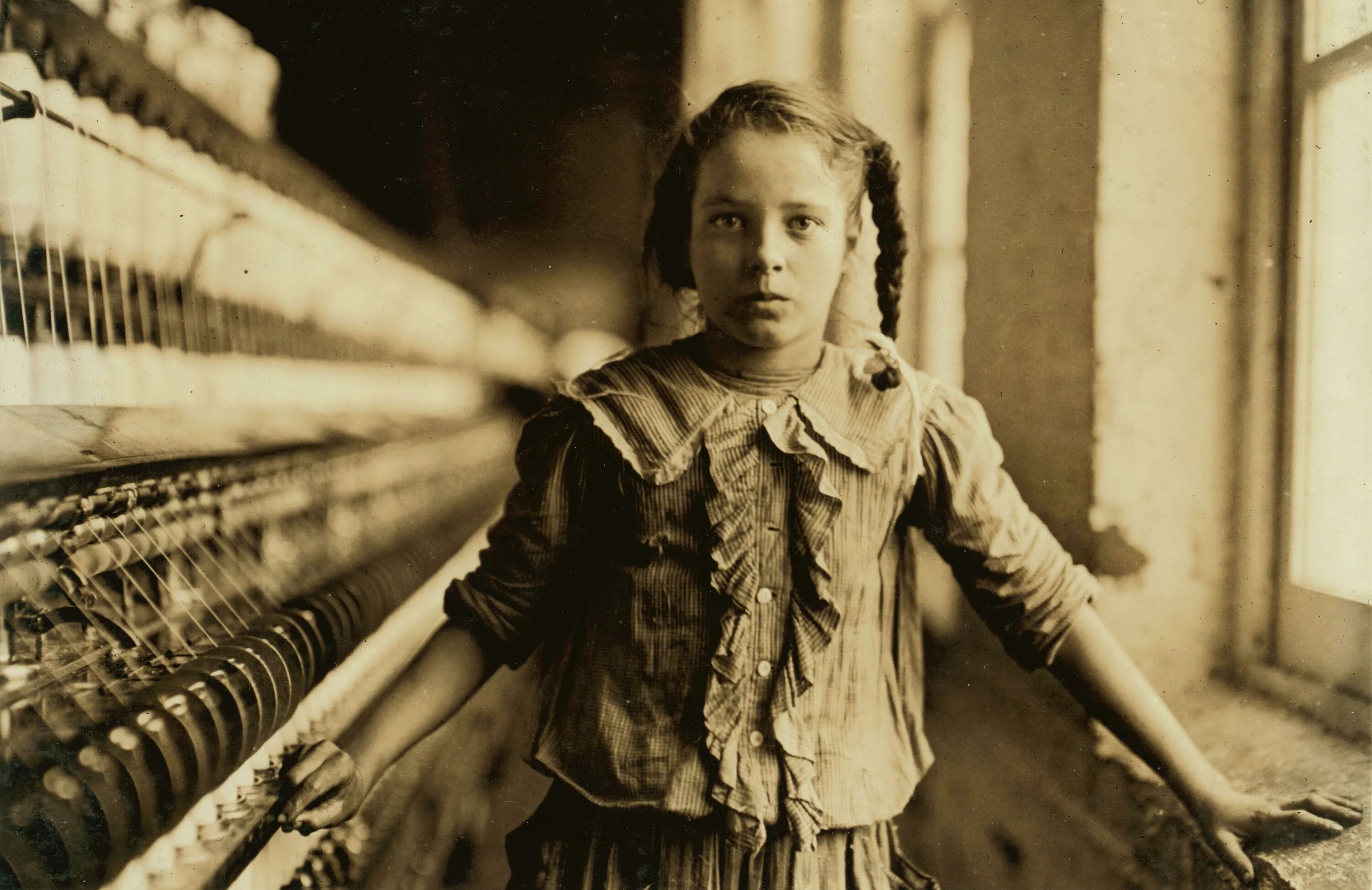 Льюис Уикс Хайн. Льюис Хайн американский фотограф детский труд. Девочка с фабрики хлопка, Льюис Хайн. 1908 Год. Льюис Хайн американский фотограф.