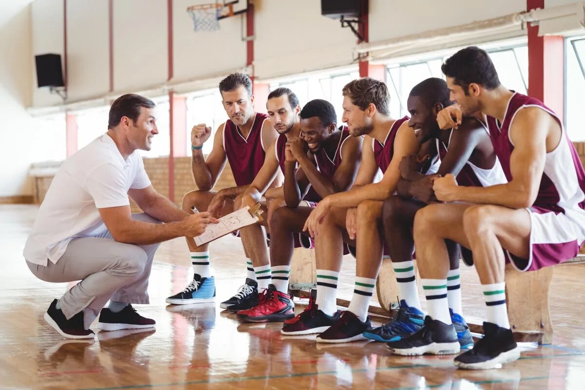 Дисциплина командный. Тренер и баскетболисты. Тренер и команда. Дисциплина в спорте. Тренер и спортсмен.