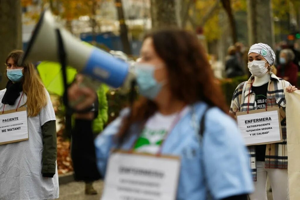 Врач вышел. Картинка врачи вышли на митинг. Мем врачи вышли на протест. Митинги против ковидпаспортовв знак протеста. Врачи вышли на протест но так.