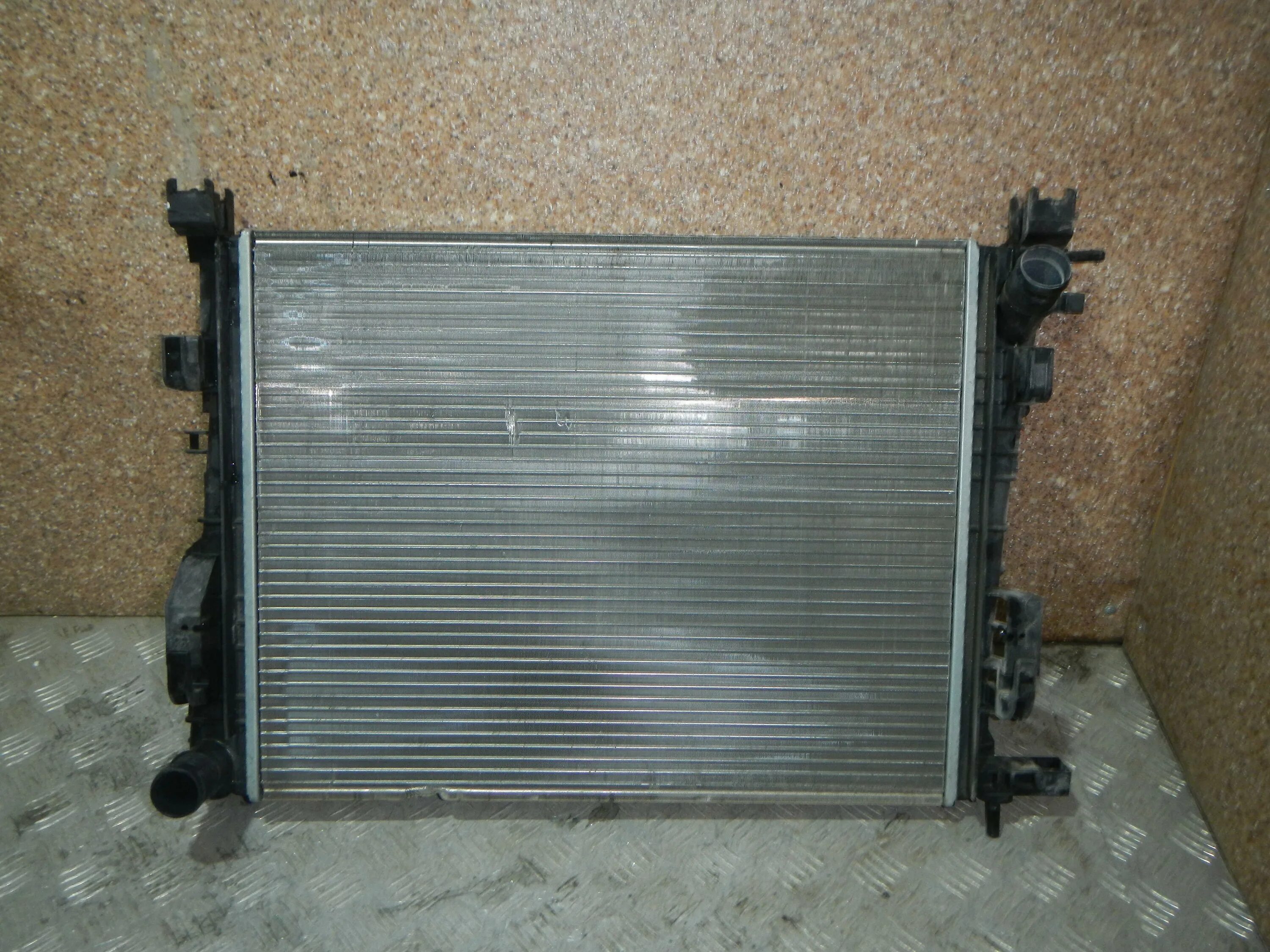Радиатор кондиционера logan 2008. Радиатор охлаждения рено логан 1. Радиатор рено логан. Радиатор охлаждения рено логан. Радиатор охлаждения рено логан 1.