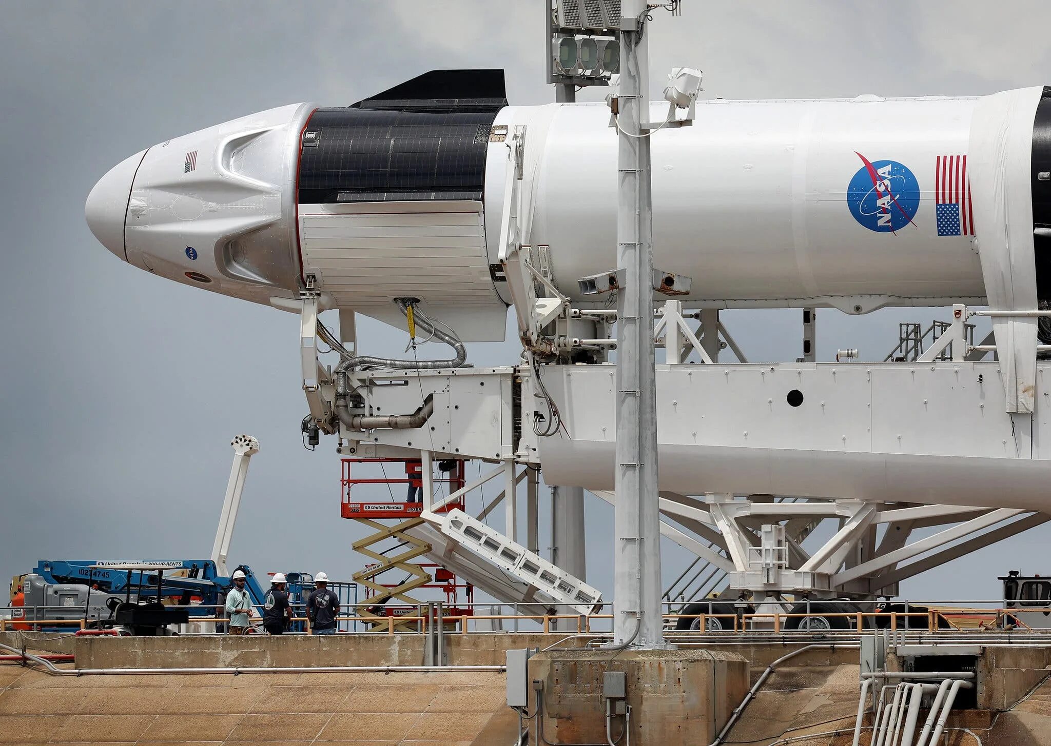 Ракета spacex crew dragon. Falcon 9 crew dragon. Илон маск falcon 9. Spacex falcon 9 crew dragon. Falcon 9 crew dragon.