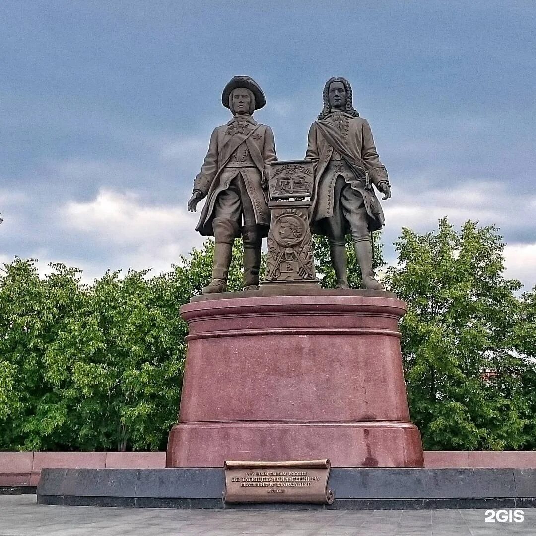 Татищев какой памятник. Памятник Татищеву и де Геннину. Памятник Татищеву и де Геннину в Екатеринбурге. Татищев и де Генин памятник в Екатеринбурге.