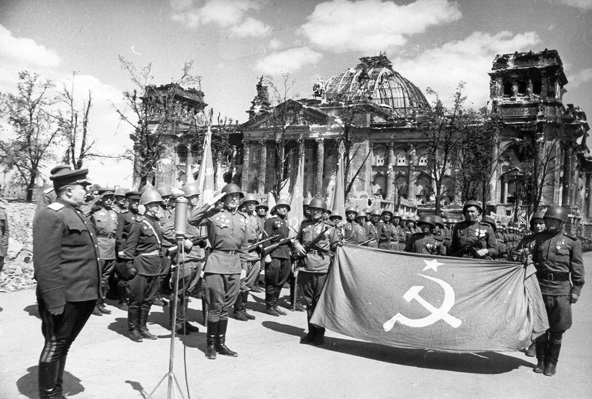 Штурм Рейхстага 1945. Берлин 1945 Рейхстаг Знамя Победы. Берлин 1945 красное Знамя. Штурм Берлина Рейхстаг. Когда начался штурм берлина столицы германии