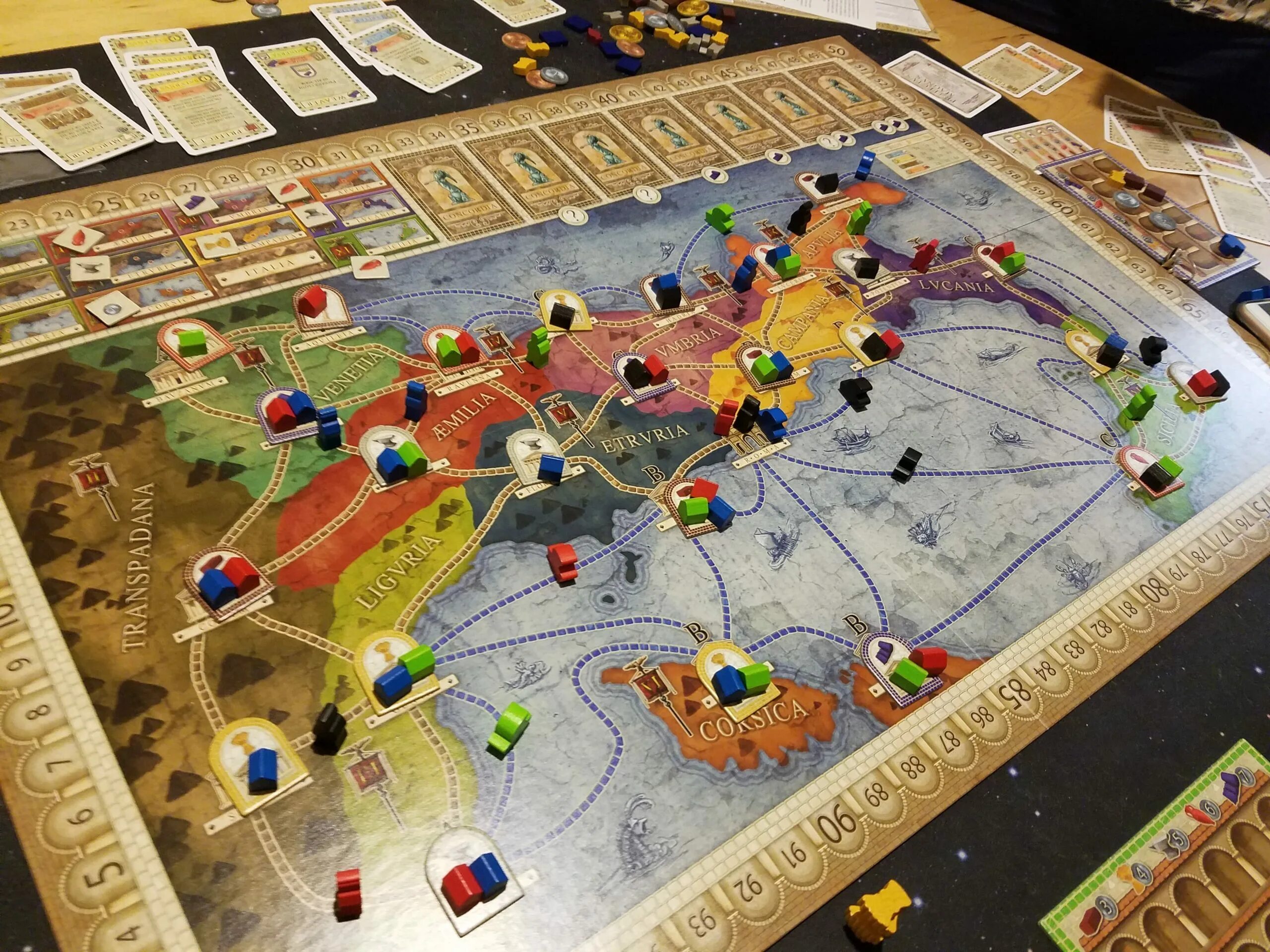 Вязаная игра для малышей. Идеи для самодельной настольной игры. Настольные игры. Настольные игры связать. Креативные настольные игры.