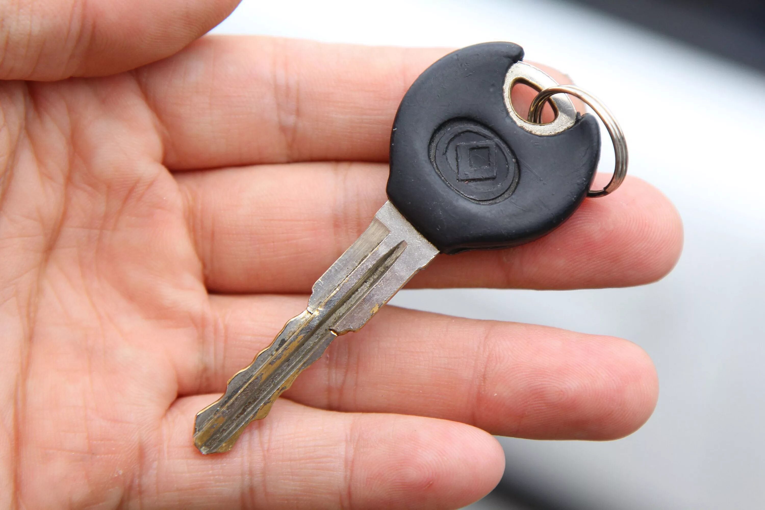 Ключ для автомобиля. Ключи от машины. Найдены ключи. Утерянный ключ от авто. Запасной ключ от машины.