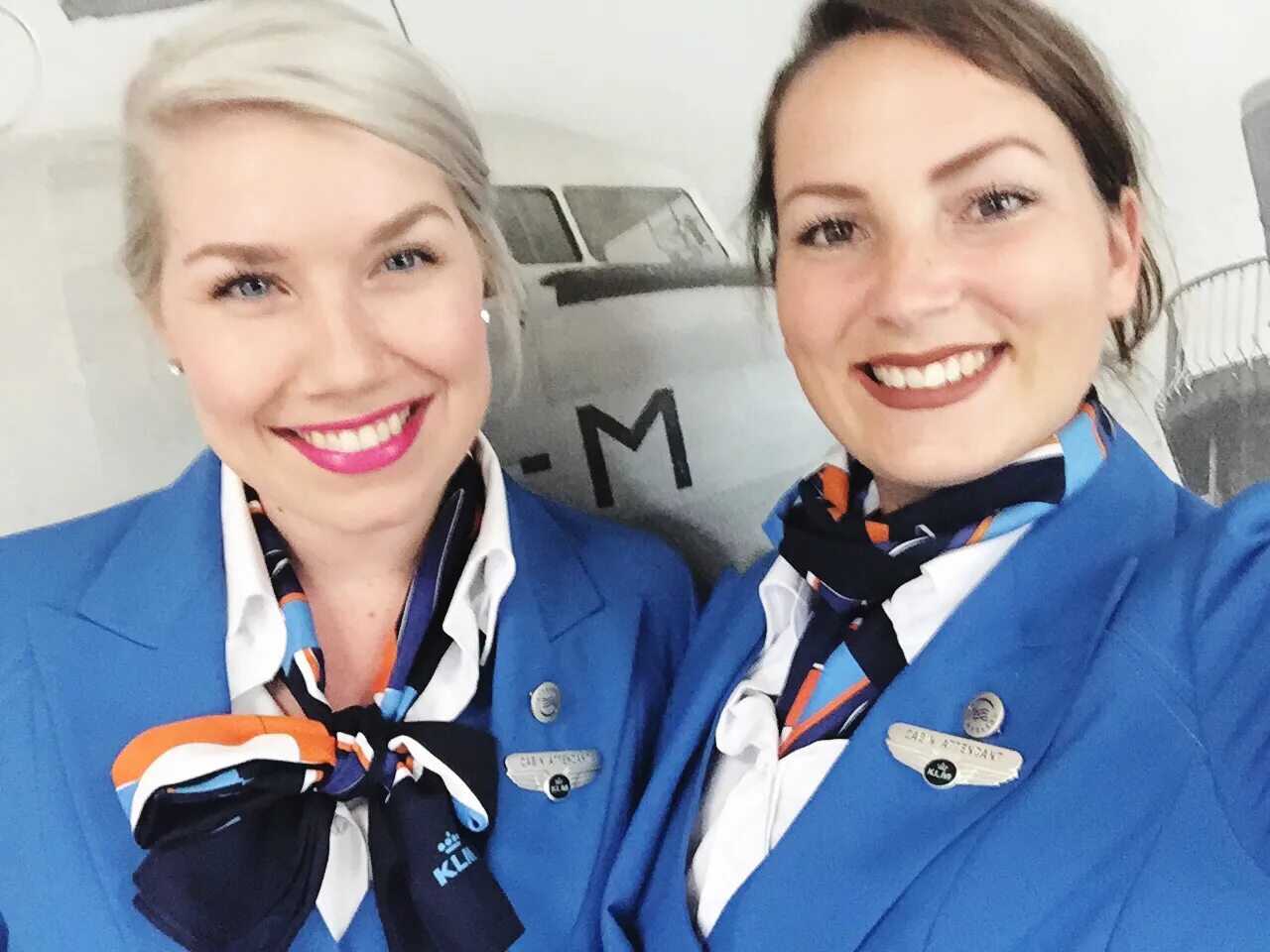 Бортпроводник после 11. KLM форма стюардесс. Авиакомпания КЛМ стюардессы. KLM Cabin Crew.