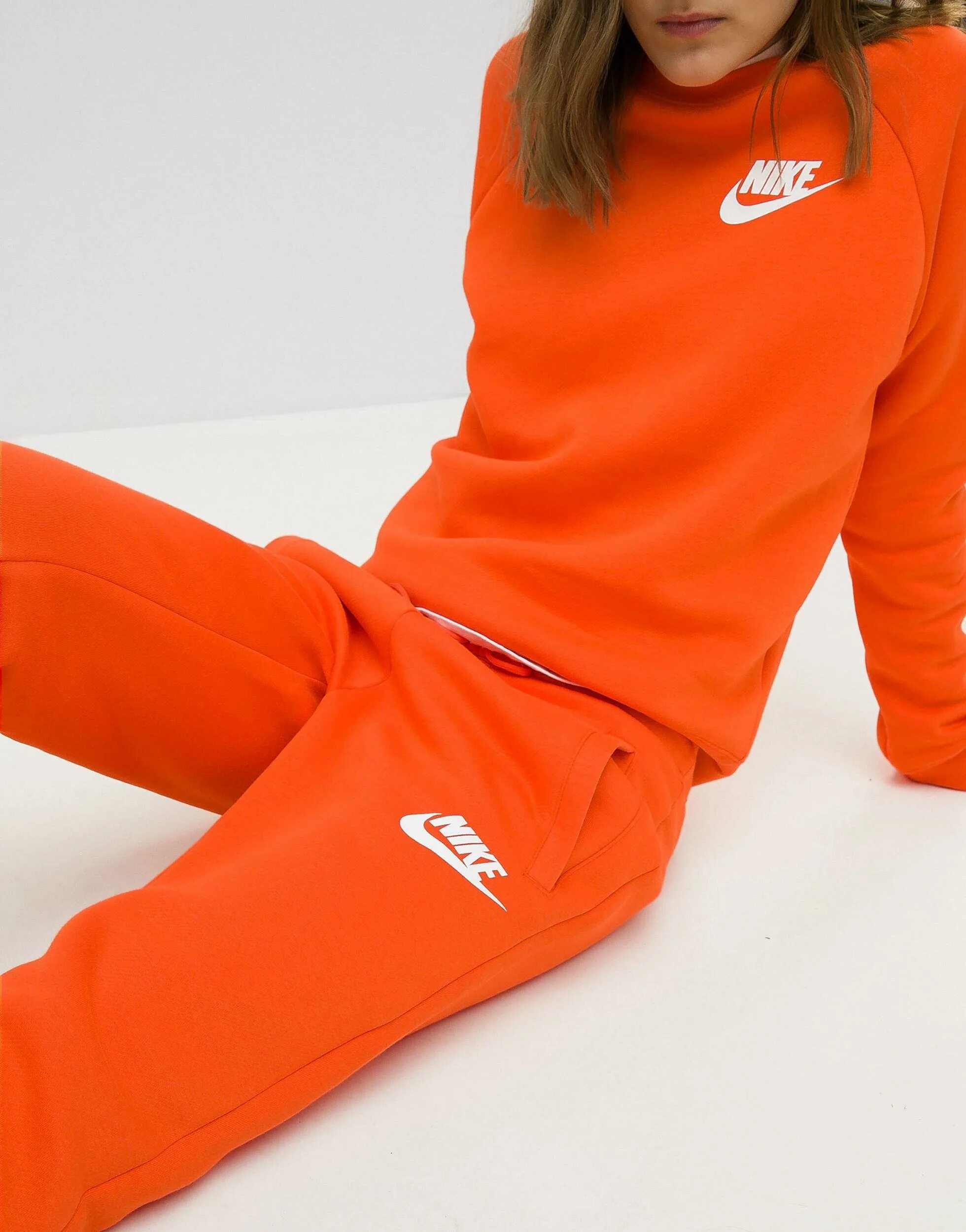 Оранжевый спортивный костюм. Nike Jogger оранжевые. Оранжевые штаны найк женские. 114830 Hummel спортивные штаны женские оранжевые. Спортивный костюм найк оранжевый.