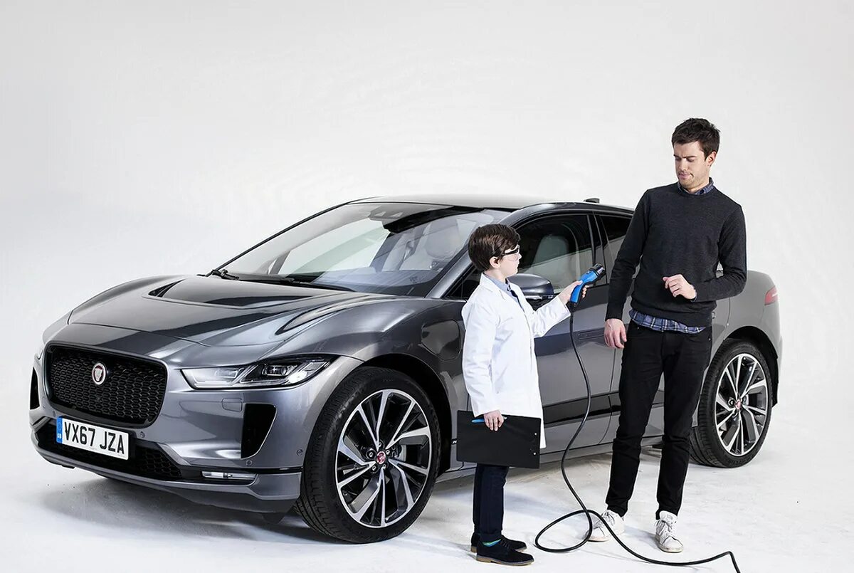 Living pace. Jaguar i-pace. Группа скай. Ягуар ай пейс салон. Living pace.