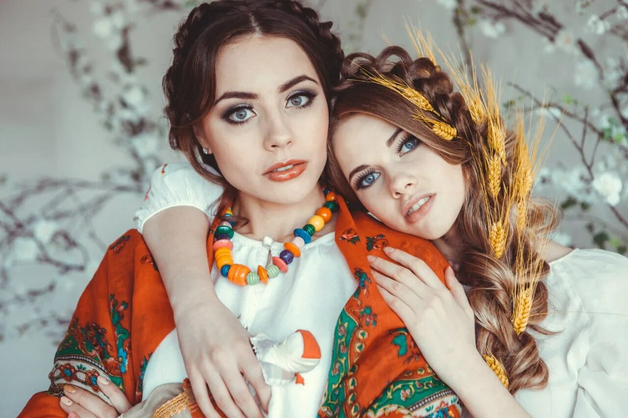 Украинка и русский. Украина – это Россия. Россия и Украина две сестры. Украина и Россия сестры.