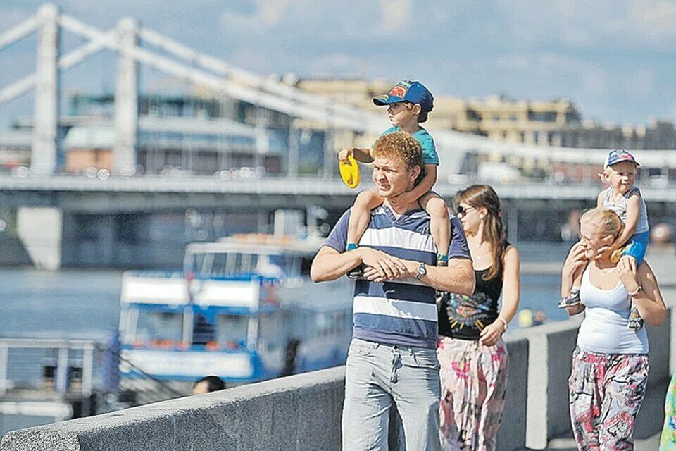 Семья с ребенком на набережной. Семей город. Фотосессия семейная прогулка по набережной. Семья на прогулке в городе. День города семейные