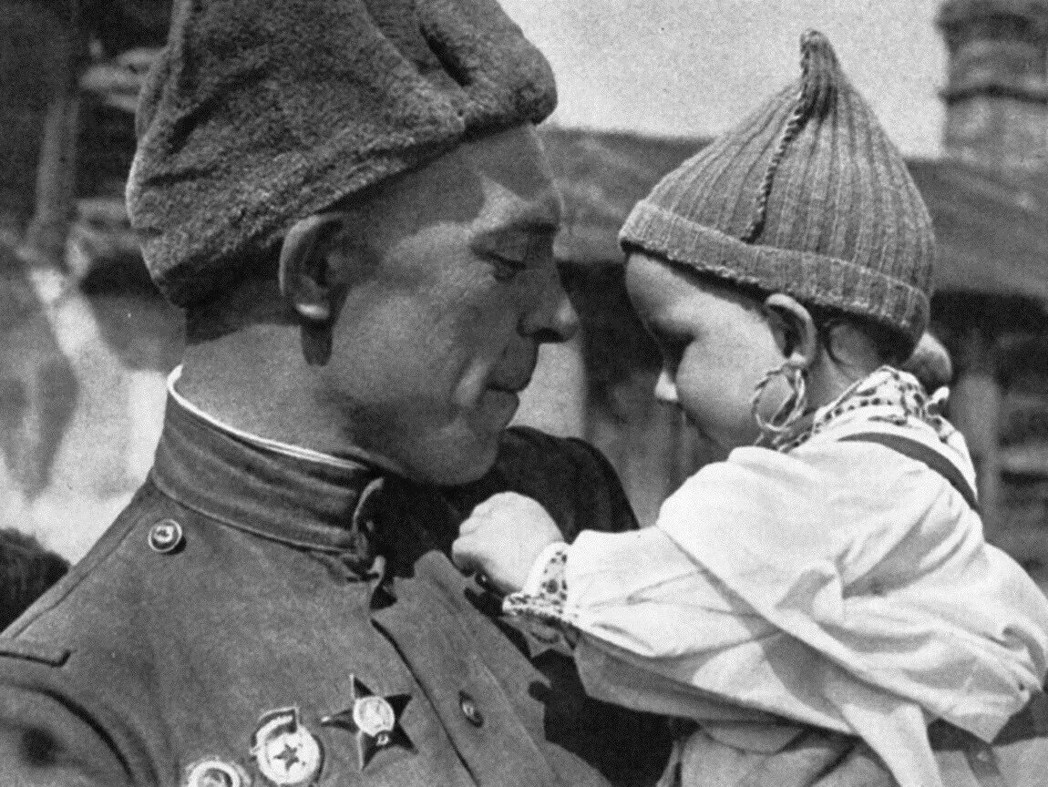 Военные фотографии. Советский солдат с ребенком. Солдаты на войне.