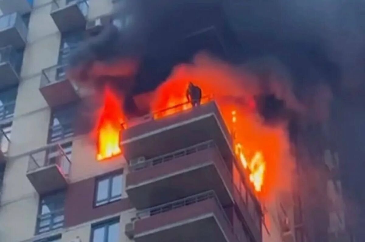 Пожар в жилом доме. Пожар в многоэтажном доме. Королев горит дом сейчас. Пожар в многоэтажке в москве. Пожар сегодня в королёве на космонавтов.
