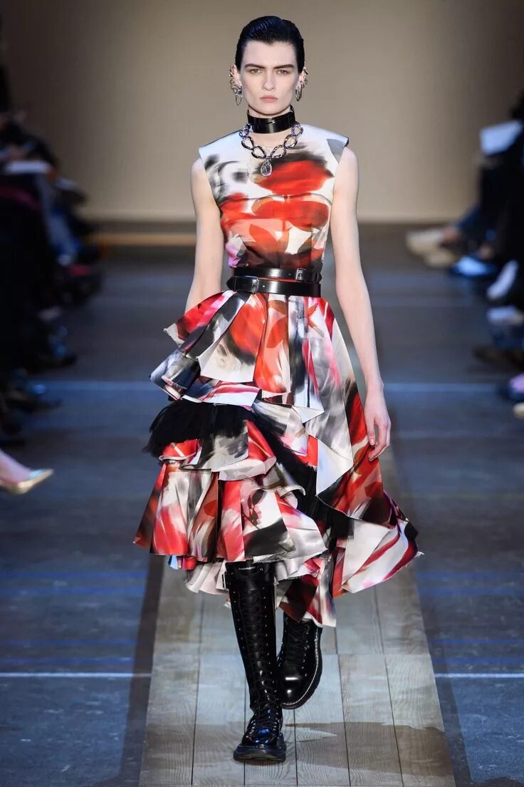 Дизайнер александр маккуин коллекция. Александр мак куин. Александр маккуин кутюр. Мода панк 2020 alexander mcqueen. Александр маккуин дизайнер.