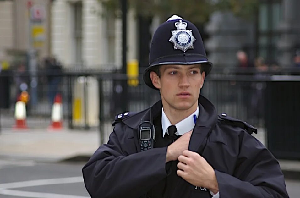 Полицейский в лондоне. Английский Бобби Бобби полицейский. Констебль Лондон. Полиция Бобби Лондон. Полиция Великобритании.