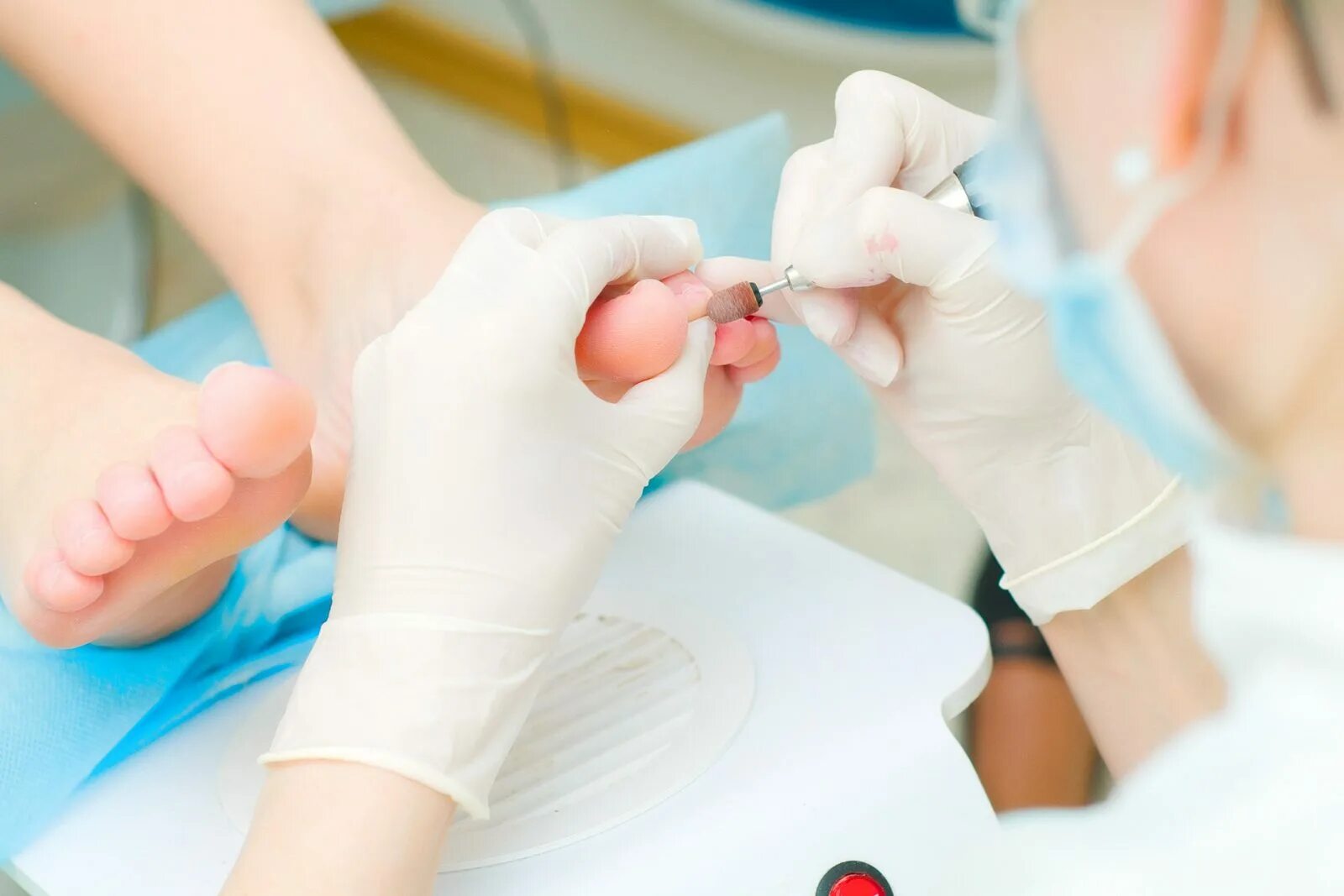 Медицинский маникюр и педикюр. Педикюр в салоне. Медицинский педикюр. Аппаратный маникюр и педикюр. Педикюр без покрытия.