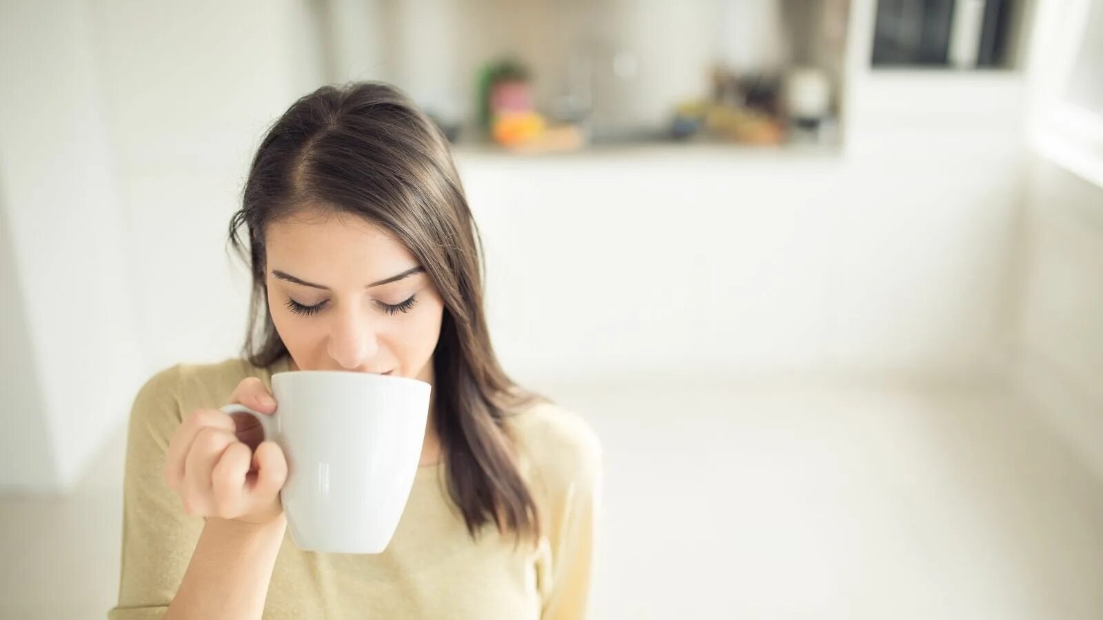 I drink coffee the morning. Drink Coffee in the morning фото. Рыжая девушка дома с чаем. Картинки чай и стресс. Furina drinking Tea.