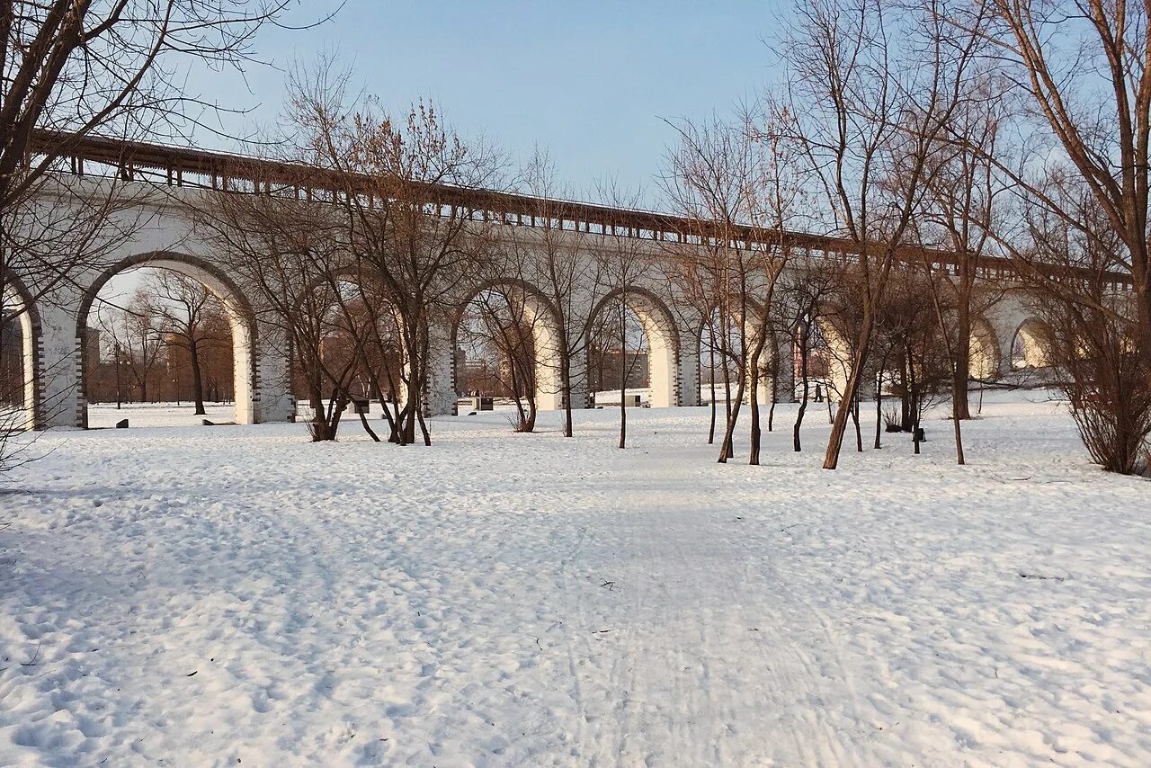 Акведук в москве зимой 2025. Ростокинский акведук каток. каток ростокино акведук парк. акведук ростокино 2025. ростокинский акведук горка 2025.